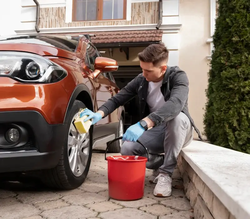 Lavage auto à domicile Le Chautay : professionnel intervenant sur un véhicule